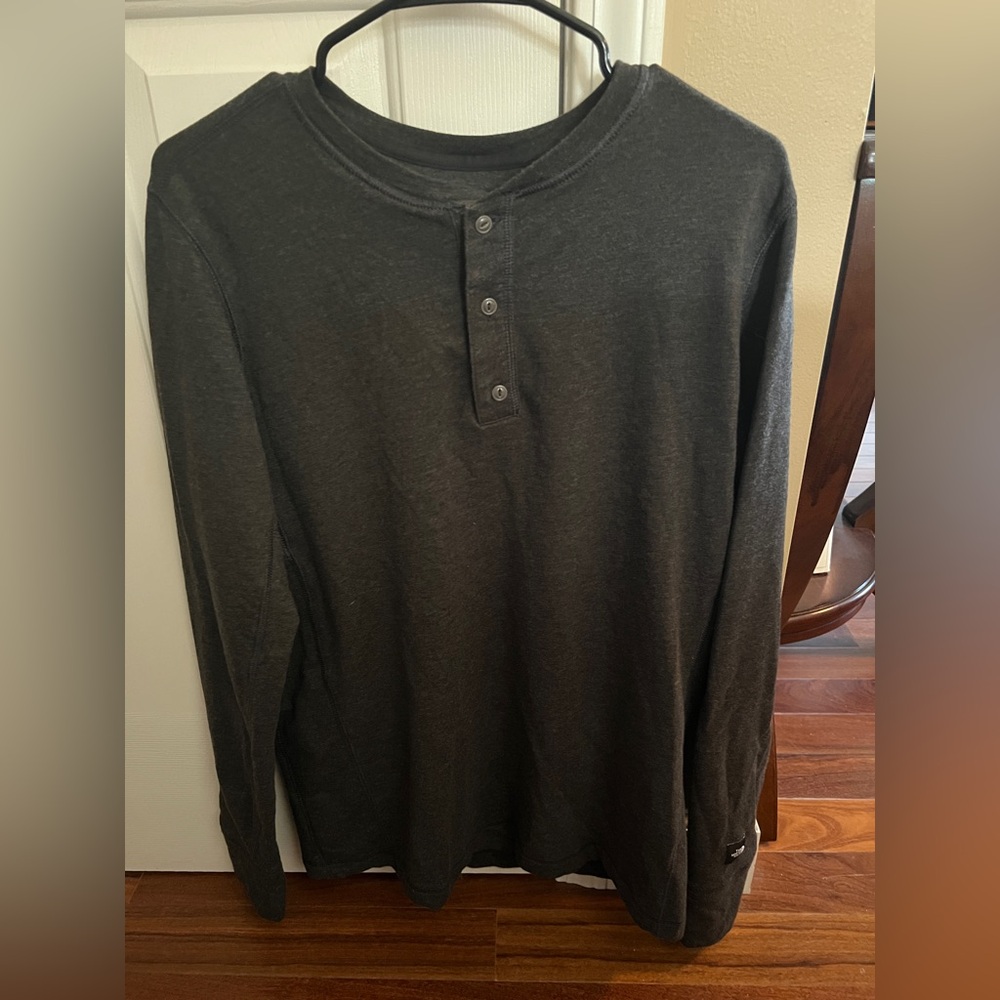 The North Face men’s long sleeve henley shirt, size MD in charcoal color.